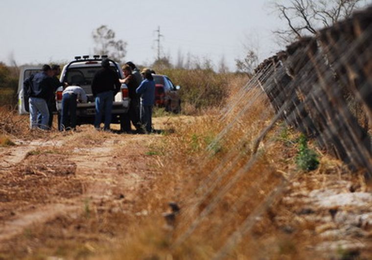 Los efectivos hallaron el arma enterrada a 70 centímetros Foto: Ivana Gonzalez / MDZ