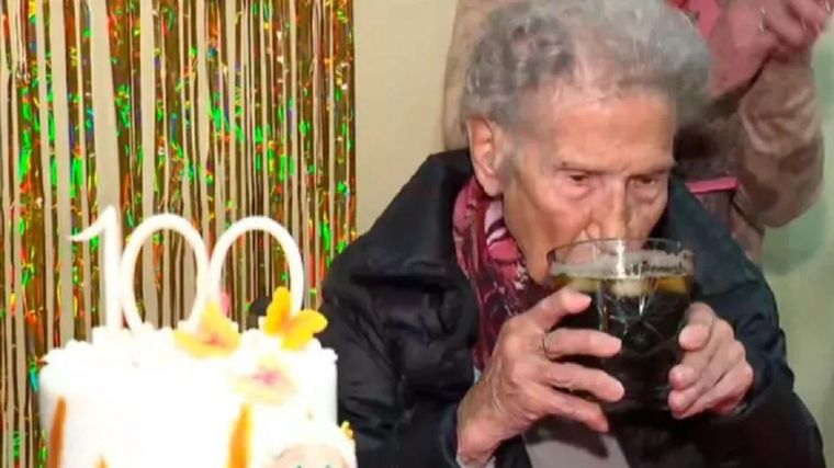 Elena tiene 100 años, la vacunaron contra el coronavirus y lo festejó con Fernet
