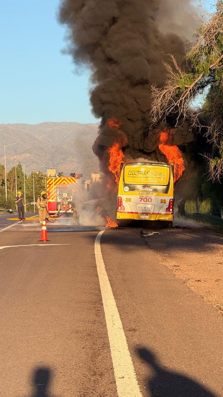 El incendio de un micro en el Acceso Este generó pánico entre los pasajeros. El chofer relató cómo empezó la falla y cómo lograron bajar todos los pasajeros.
