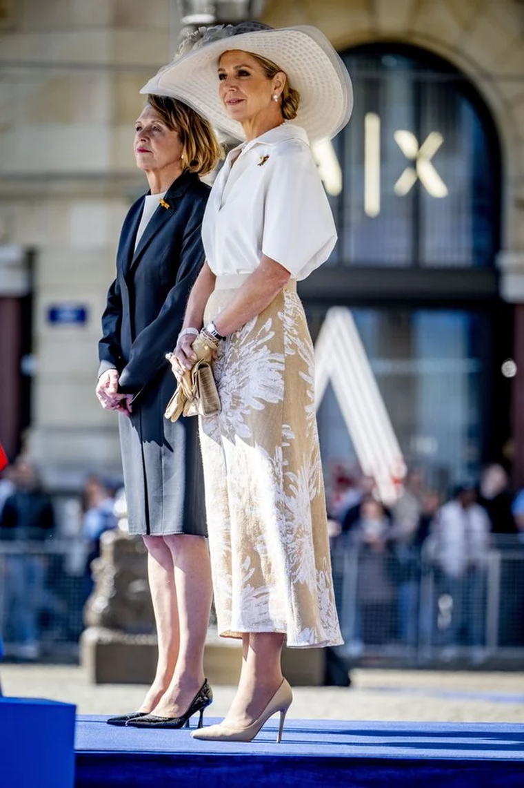 La reina recibió al presidente de Alemania y a su esposa con un conjunto luminoso y artístico que es pura inspiración para eventos de día. La reina recibió al presidente de Alemania y a su esposa con un conjunto luminoso y artístico que es pura inspiración para eventos de día.