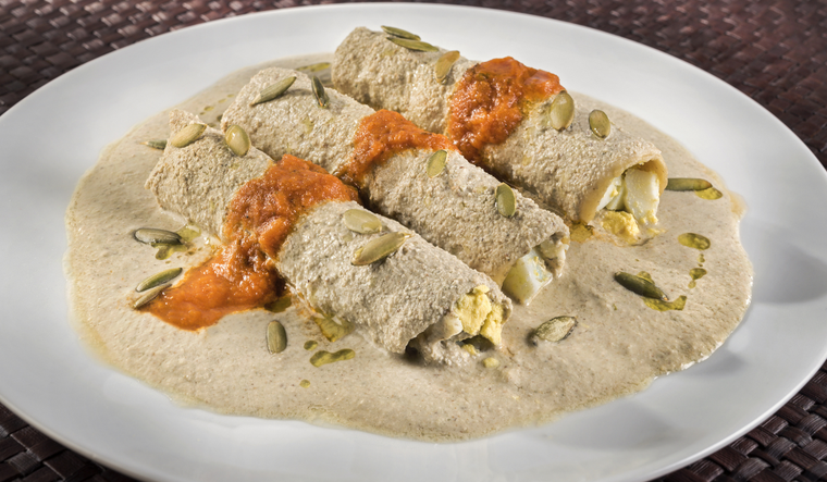 La receta de los papadzules tiene raíces mayas y se considera un antecedente de las enchiladas, usando ingredientes locales como la pepita de calabaza mucho antes de la llegada de los españoles.