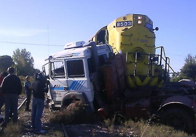 Así quedaron el tren y el camión, luego del accidente de hoy en San Martín. Foto: Matias Esquivel