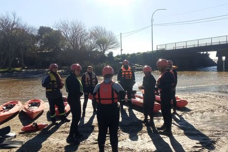 Efectivos de la Prefectura Naval Argentina encontraron el cuerpo de uno de los pescadores desaparecido en el Río de la Plata. Efectivos de la Prefectura Naval Argentina encontraron el cuerpo de uno de los pescadores desaparecido en el Río de la Plata.