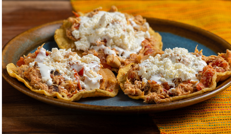 La palabra tinga no tiene un significado exacto; se cree que proviene del n&aacute;huatl o de un t&eacute;rmino coloquial para &ldquo;mezcla o guiso&rdquo;. &iexcl;Disfruta de la receta!