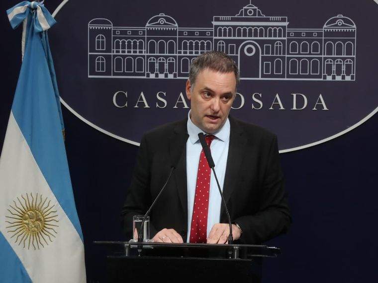 Manuel Adorni entra en el directorio de YPF