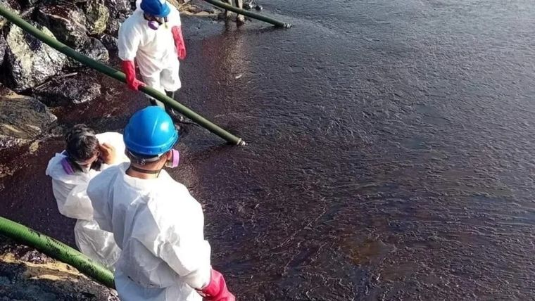 El derrame se produjo en las costas de Trinidad y Tobago pero puede extenderse a otras islas de la región. Foto: Noticias Argentinas