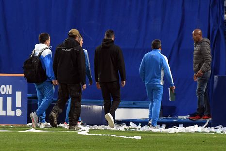 Solari y un presente de espaldas a la gente. Solari y un presente de espaldas a la gente.
