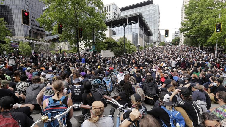 Manifestantes durante una protesta en Seattle, EE.UU., el 3 de junio de 2020.