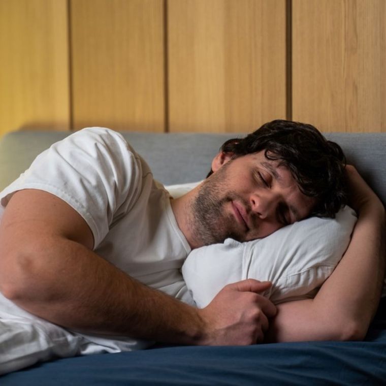 Puedes dormir la siesta en la cama, pero sin colocarte el pijama para que el cuerpo reciba la señal de que el día continúa Foto: Shutterstock