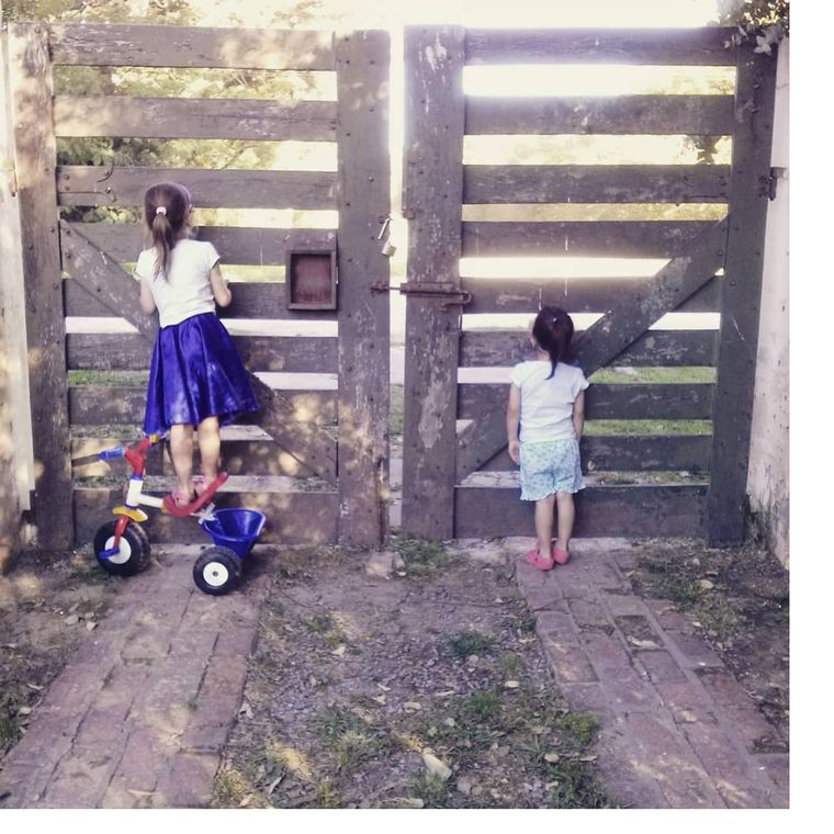 ¿A quién estarán esperando? ¿A dónde van sus miradas?...