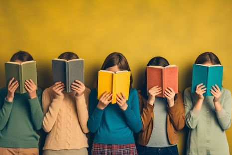 En los hogares, las familias también pueden incentivar a sus hijos a leer un libro. En los hogares, las familias también pueden incentivar a sus hijos a leer un libro.