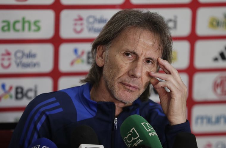 El DT dejó en claro que su permanencia en la Selección de Chile no responde a una cuestión económica. Foto: EFE