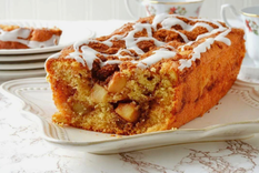 Disfruta de un delicioso budín de manzana.