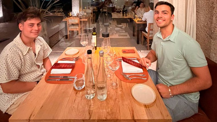 Francisco y Mariano, de cena en bodega. Francisco y Mariano, de cena en bodega.