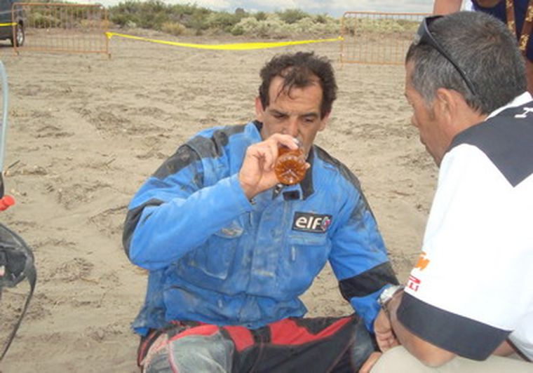 Andrés Junco, muy cansado, después de una etapa.