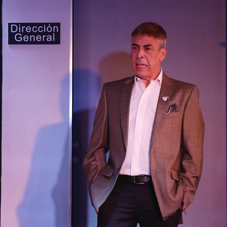 El actor se destacó tanto el teatro como la televisión. El actor se destacó tanto el teatro como la televisión.