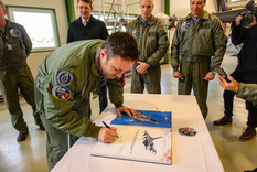 El ministro Luis Petri firmando la compra de los 24 aviones F-16 Foto: Ministerio de Defensa