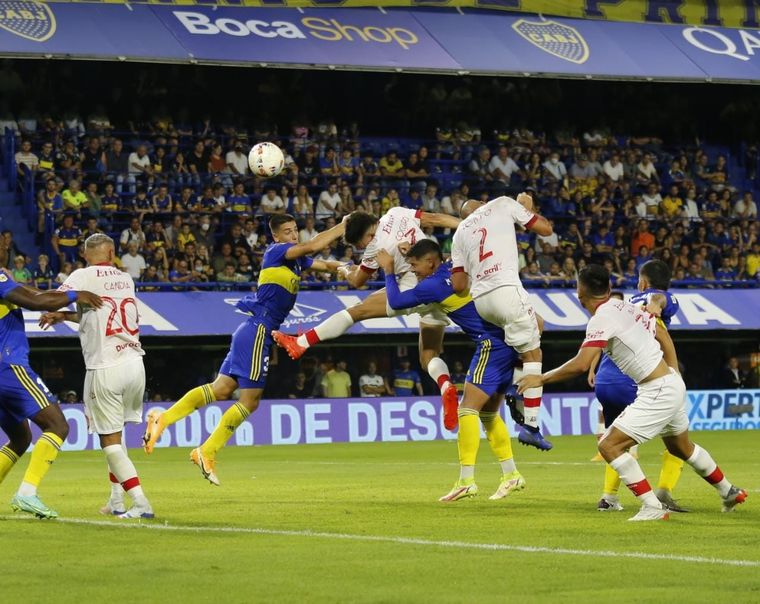 El uruguayo sigue de racha y marcó el tanto del triunfo en la Bombonera. Foto: Huracán