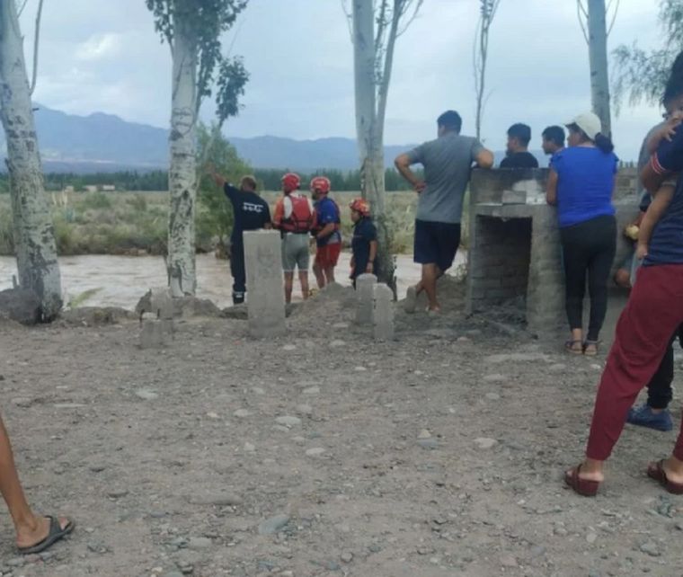 Búsqueda de los jóvenes en el río Mendoza Foto: Gentileza