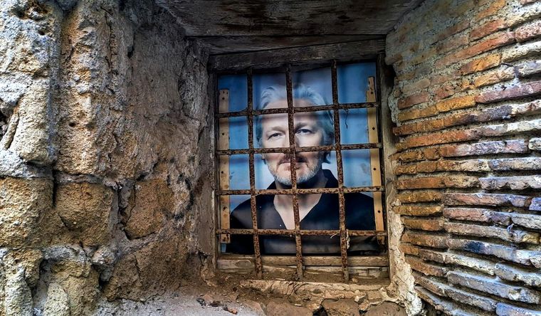 Una instalación dedicada al fundador de WikiLeaks, Julian Assange, creada en Italia. Foto: EFE
