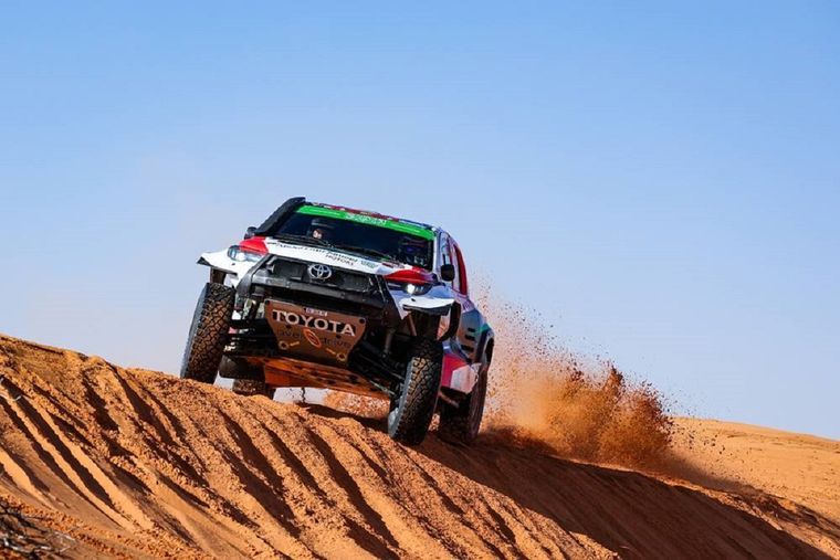 Yazeed Al-Rajhi sortea las dunas árabes. Foto: @dakar
