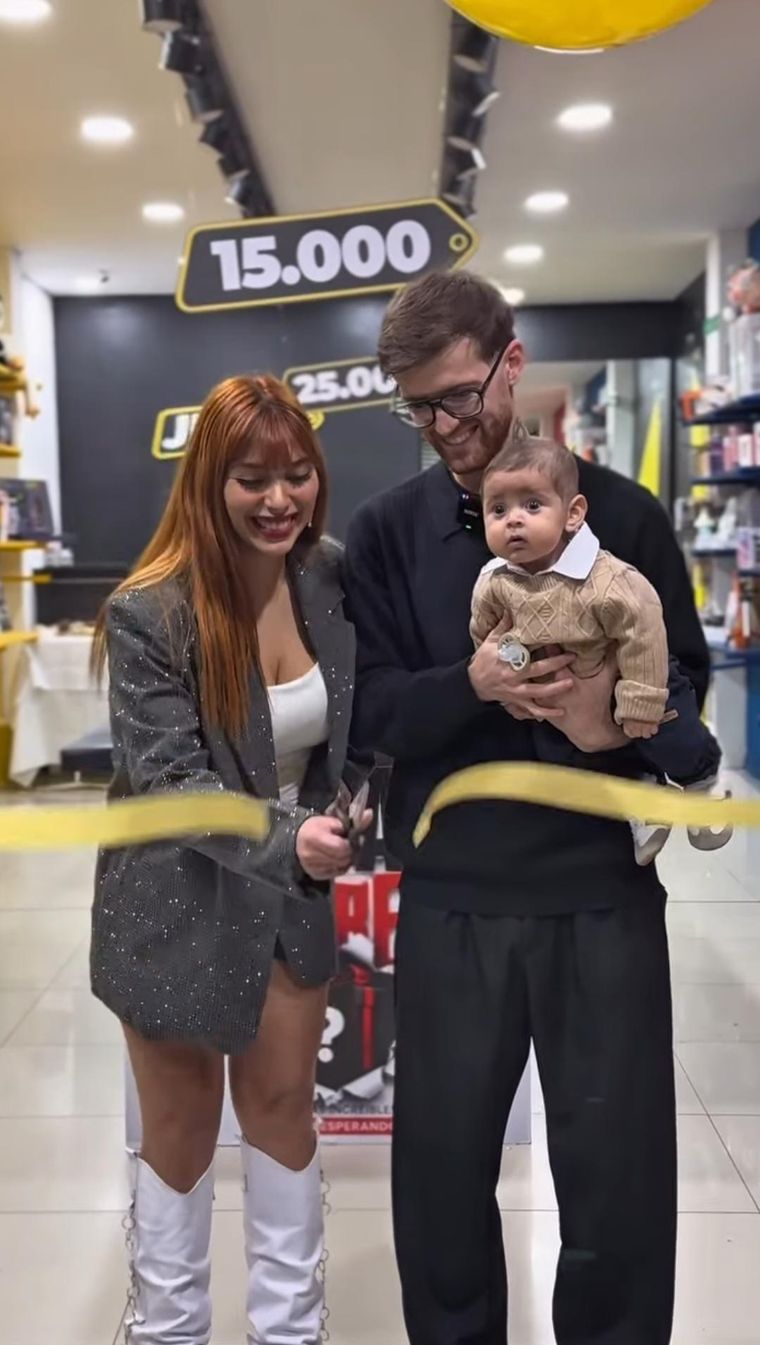 El influencer y su familia celebrando la apertura del emprendimiento. El influencer y su familia celebrando la apertura del emprendimiento.