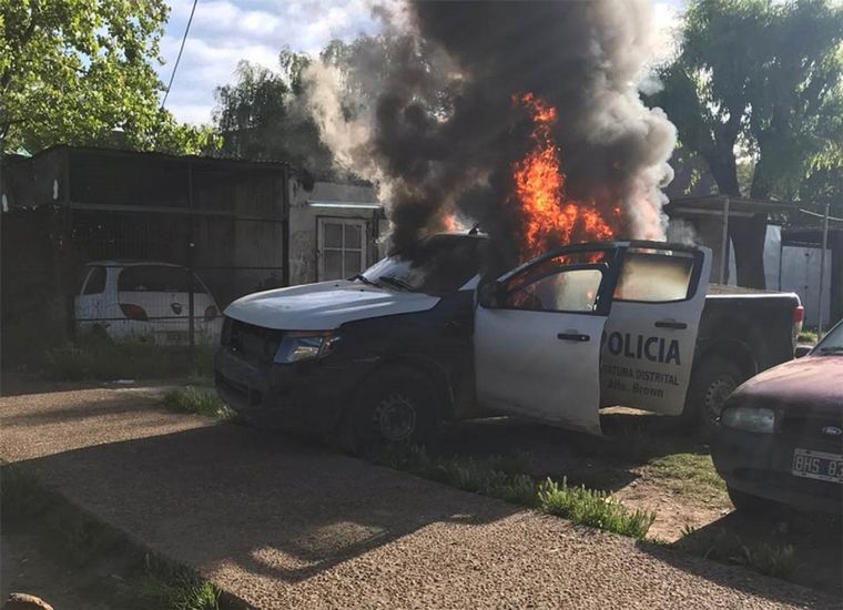 El móvil policial terminó incinerado por los vecinos que defendieron al narcotraficante