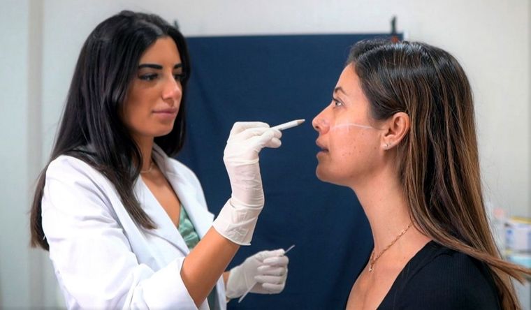 Los productos cosméticos pueden dañar la salud humana. Foto: Efe.