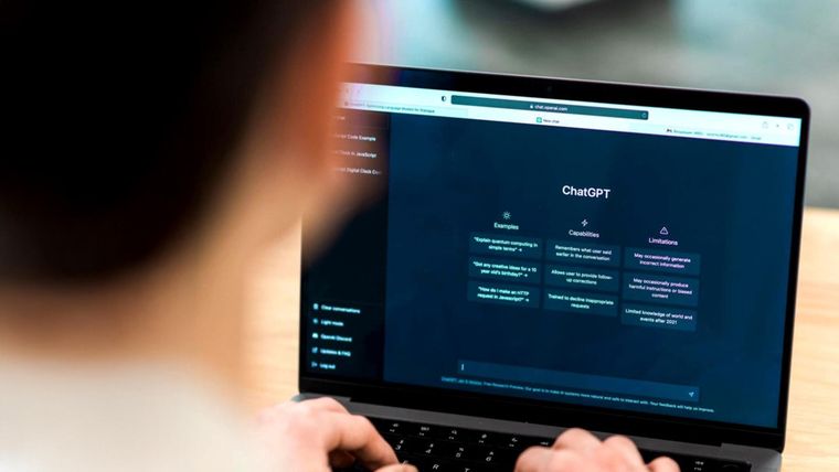 La interfaz educativa de ChatGPT ofrece un entorno seguro y gratuito para que los docentes experimenten con inteligencia artificial.