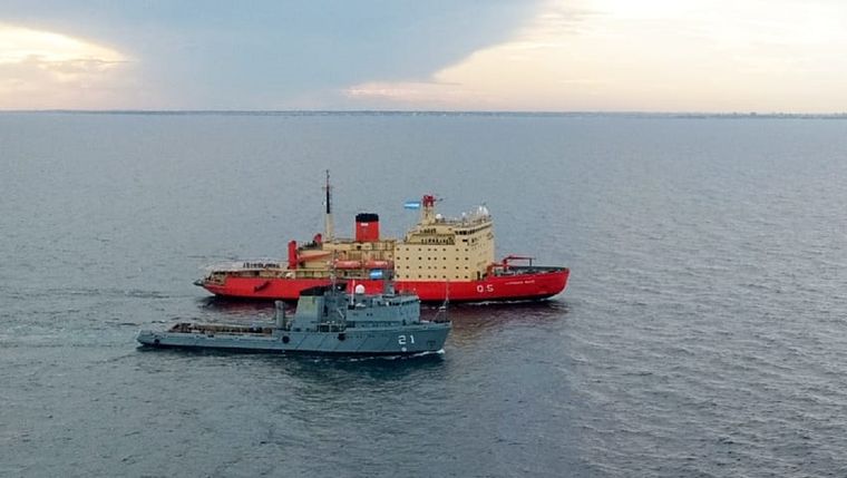 Rompehielos ARA Almirante Irizar junto al Aviso ARA Puerto Argentino, en pruebas de máquinas Foto: Armada Argentina