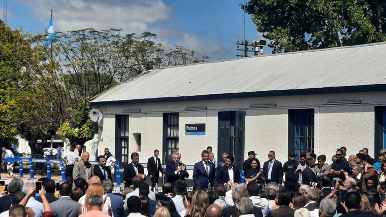Alberto Fernández y Sergio Massa en el acto por la llegada del tren a Mendoza