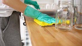 El vinagre de alcohol es un producto ideal para limpiar la mesada de la cocina, pero también se puede utilizar para el interior de la heladera. Foto: Eatingwell https://www.eatingwell.com/article/7677406/filthy-places-in-your-kitchen-you-should-be-cleaning-every-day/