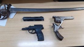 El sable robado que fue recuperado y dos armas de fuego secuestradas en el allanamiento. El sable robado que fue recuperado y dos armas de fuego secuestradas en el allanamiento.