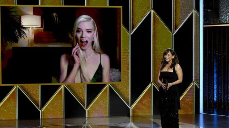 Anya Taylor-Joy, de 24 años, ganó su primer Globo de Oro por su interpretación en Queens Gambit. Foto: GETTY IMAGES