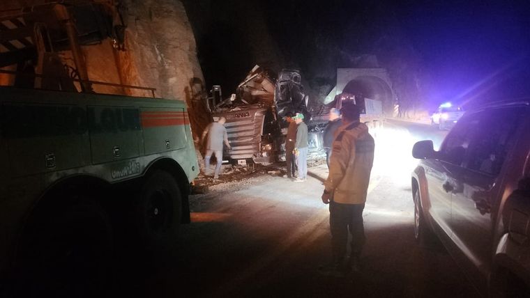 Intenso trabajo durante la jornada del lunes para retirar el camión de la ruta Foto: Gendarmería Nacional