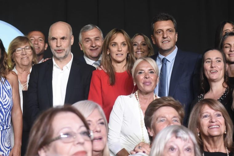 Unidos. Horacio Rodríguez Larreta, Gerardo Morales, Malena Galmarini y Sergio Massa anoche en la cena de Conciencia.