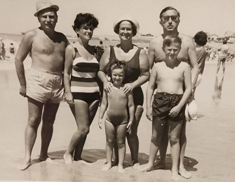Julia Zenko junto a su padre Roberto, su madre Paulina, su abuela Jane, su abuelo David y su hermano Juan. Julia Zenko junto a su padre Roberto, su madre Paulina, su abuela Jane, su abuelo David y su hermano Juan.