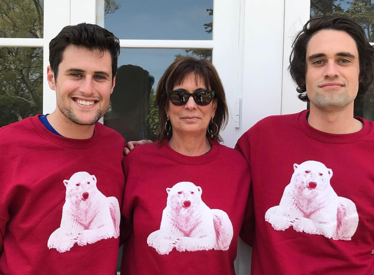 Michele junto a Nick Reiner y Jake Reiner, hijos de Rob Reiner. Michele junto a Nick Reiner y Jake Reiner, hijos de Rob Reiner.