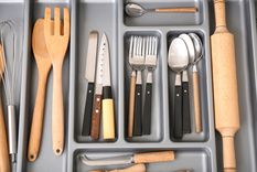 El cajón de los cubiertos suele acumular suciedad que pasa desapercibida en la rutina de la cocina. Foto: Shutterstock