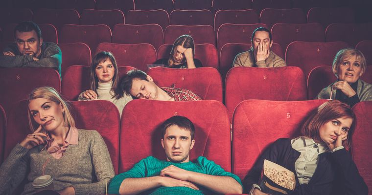 La pregunta incómoda no es si el cine debería cambiar sus guiones.