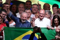 El presidente electo Lula da Silva, acompañado por Geraldo Alckmin, un ortodoxo que tendrá a cargo las definiciones económicas del gobierno. Foto: 20Minutos.