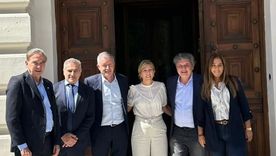 Monzó, Pichetto y Kikuchi, con sus legisladores, en la puerta de la legislatura bonaerense.&nbsp;