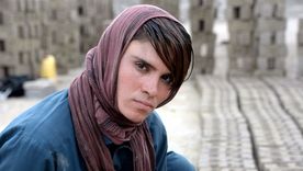 La chica que pasa su vida disfrazada como el hijo que sus padres siempre quisieron tener