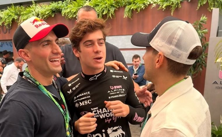 Los hermanos Benavides, Kevin y Luciano, junto a Franco Colapinto en el Gran Premio de Brasil, en noviembre de 2025.&nbsp;
