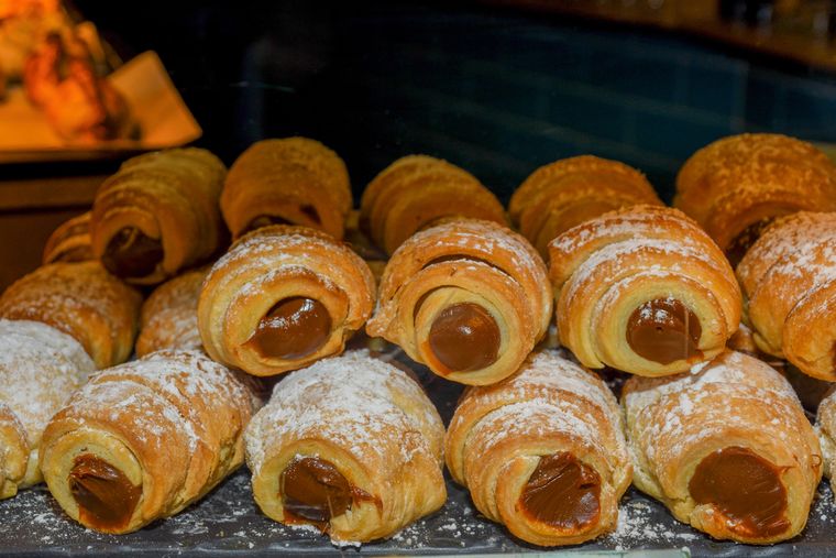 La receta de cañoncitos de dulce de leche admite variaciones con crema pastelera, chocolate o glaseado de colores. La receta de cañoncitos de dulce de leche admite variaciones con crema pastelera, chocolate o glaseado de colores.