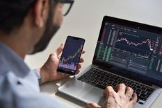 Tras el cobro de los cupones de dos bonos soberanos en dólares, los inversores deben evaluar cuál es la mejor alternativa para reinvertir en un momento de turbulencia financiera. Foto: Shutterstock