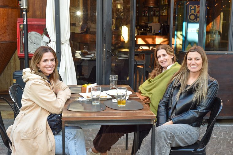 Cinta Grosso, Silvina Diblasi y Romina Rivero. Cinta Grosso, Silvina Diblasi y Romina Rivero.