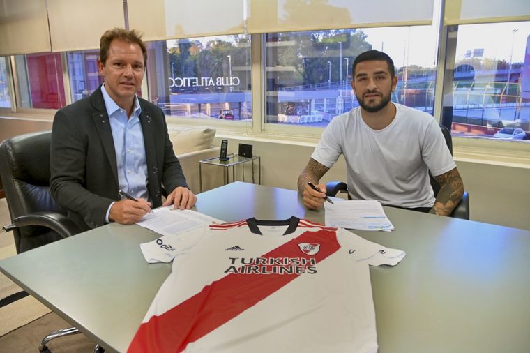 Elías Gómez al momento de firmar su contrato con River Foto: Prensa River