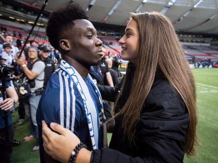 Alphonso Davies y Jordyn Huitema.