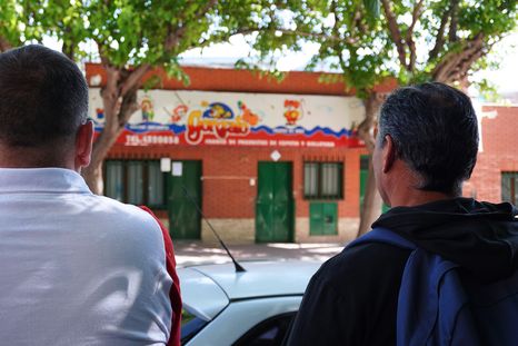 Los trabajadores reunidos en la puerta de la fábrica Foto: Rodrigo DAngelo / MDZ Los trabajadores reunidos en la puerta de la fábrica Foto: Rodrigo DAngelo / MDZ